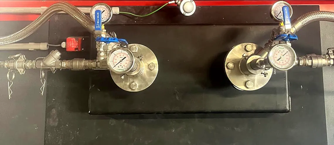 Due lance di iniezione urea SNCR installate sulla caldaia a biomassa da 2,5 MW, con manometri e linee di atomizzazione – Francia