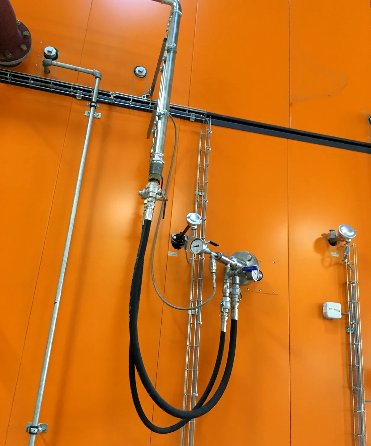 Lancia di iniezione SNCR installata sulla parete di una caldaia, con linee di urea e aria di atomizzazione